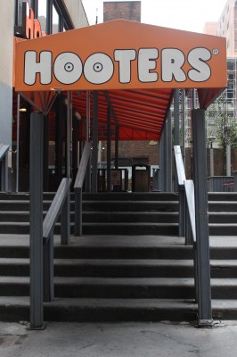 A first date in a Hooters? What could go wrong? (Isabel Frías/The Observer)