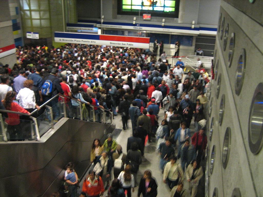 1024px-Crowds_at_Tobalaba_station
