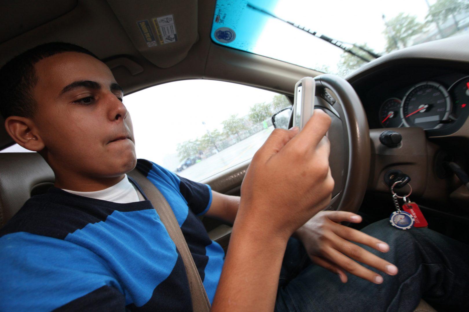Подросток за рулем автомобиля. Взгляд водителя на дорогу. Мужчина в машине за рулем селфи. Safe Driving.