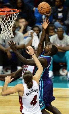 The Charlotte Hornets' Lance Stephenson drives to the basket against Miami Heat defenders James Ennis (32) and Josh McRoberts (4) during first-half action on Wednesday, Nov. 5, 2014, at Time Warner Cable Arena in Charlotte, N.C. (Jeff Siner /Charlotte Observer/MCT)