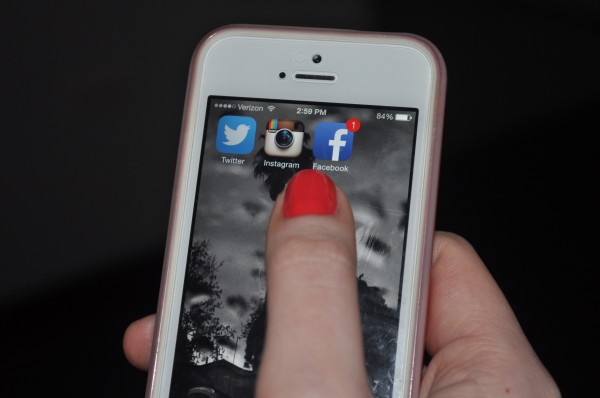 Social media applications such as Twitter, Instagram, and Facebook are especially useful for on the go usage. (JESSICA HANLEY/The Observer)