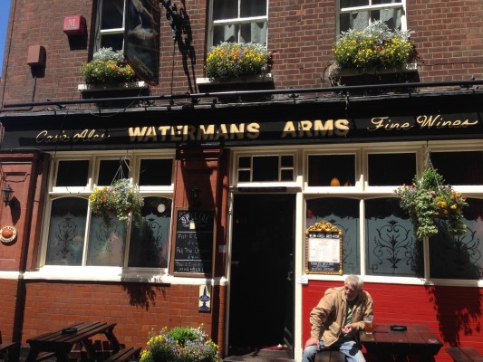 The Watermans Arms, a Richmond pub that exemplifies London’s pub culture. (PHOTO COURTESY OF ALI HART) 