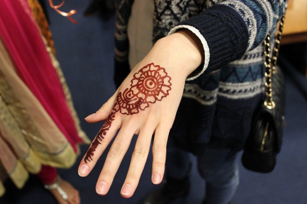 A member of the Muslim Student Association shows off her henna tattoo, a staple of Muslim celebration in some cultures. (PHOTO BY ZANA NAJJAR/THE OBSERVER)